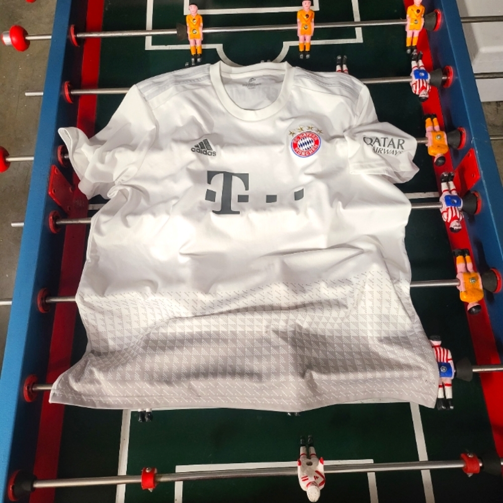 BAYERN MUNCHEN AWAY 19/20 SEASON SOCCER JERSEY SIZE 2XL.